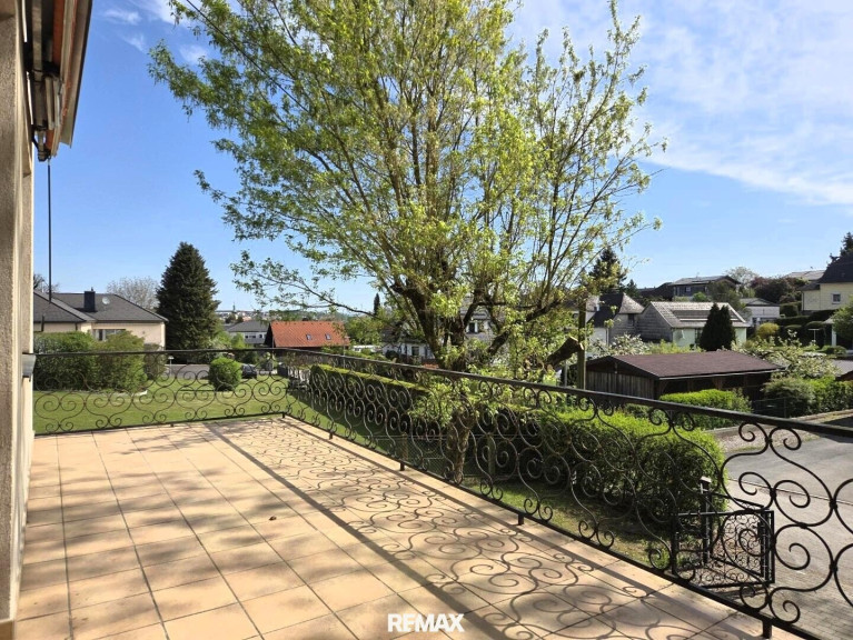 Haus - 4522, Sierning - 1.927 m² Baugrund mit lichtdurchflutetem Wohnhaus - in feiner Siedlung, im Ortszentrum von Sierning!