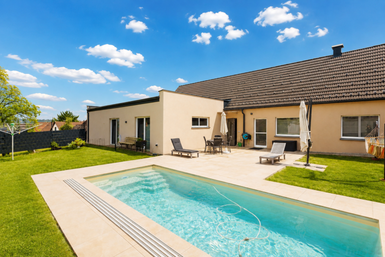 Haus - 8291, Burgau - Hochwertig saniertes Einfamilienhaus mit Pool, Ferienwohnungen und großzügigem Garten