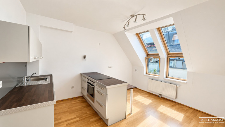 Wohnung - 2380, Perchtoldsdorf - Oben wohnen. Mittendrin leben. – Dachgeschosscharme im Herzen von Perchtoldsdorf | ZELLMANN IMMOBILIEN