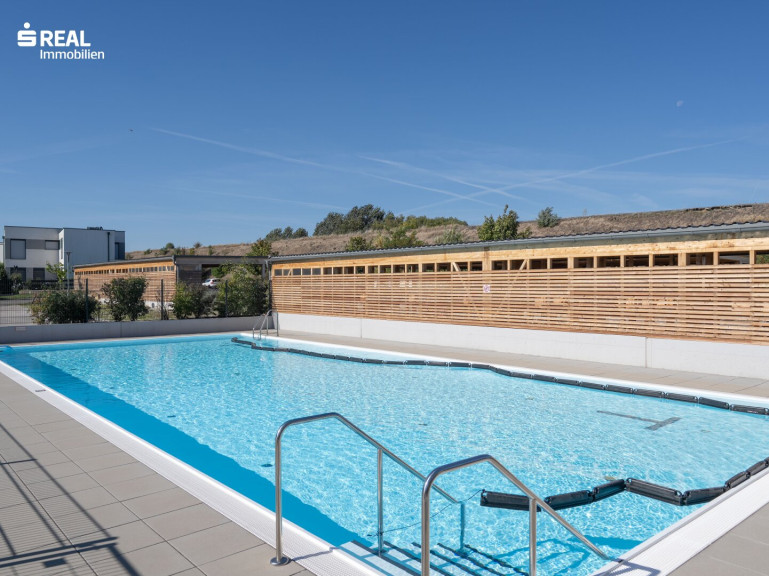 Wohnung - 2522, Oberwaltersdorf - Urlaubsstimmung in Ruhelage - 100m² Eigentumswohnung, Wohnküche, Balkon, 3 Schlafzimmer, 2 Bäder, Parkplatz, Carport und Pool!