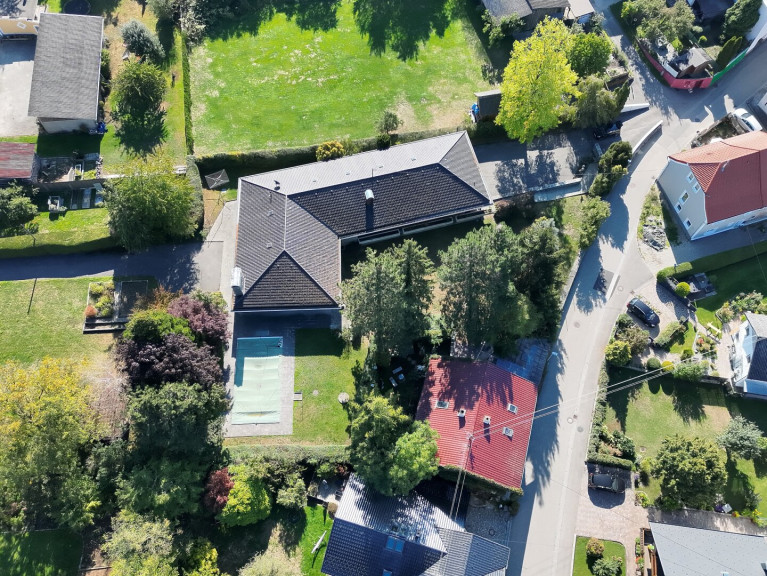 Haus - 4950, Altheim - Gediegener und architektonisch gestalteter Bungalow im Stadtzentrum