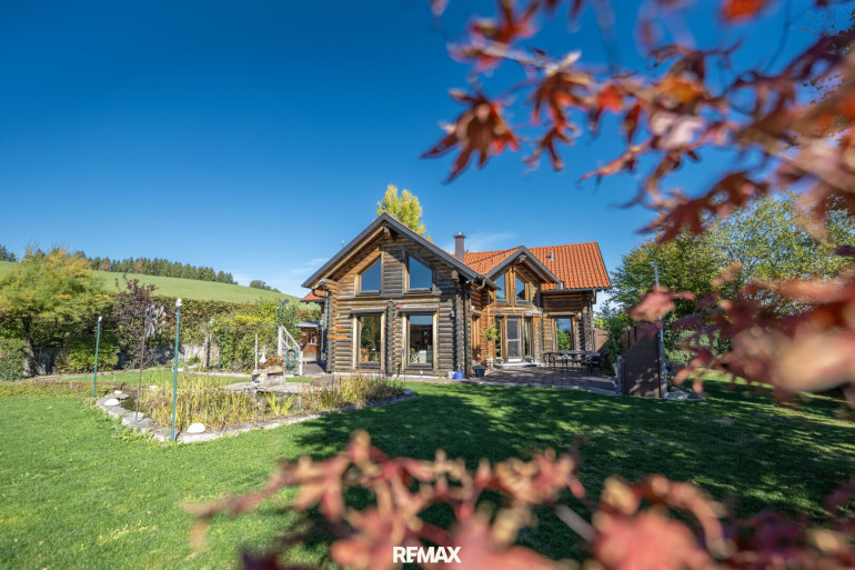 Haus - 5302, Henndorf am Wallersee - Naturjuwel am Wallersee — massives Fichtenblockhaus auf außergewöhnlichem Grund