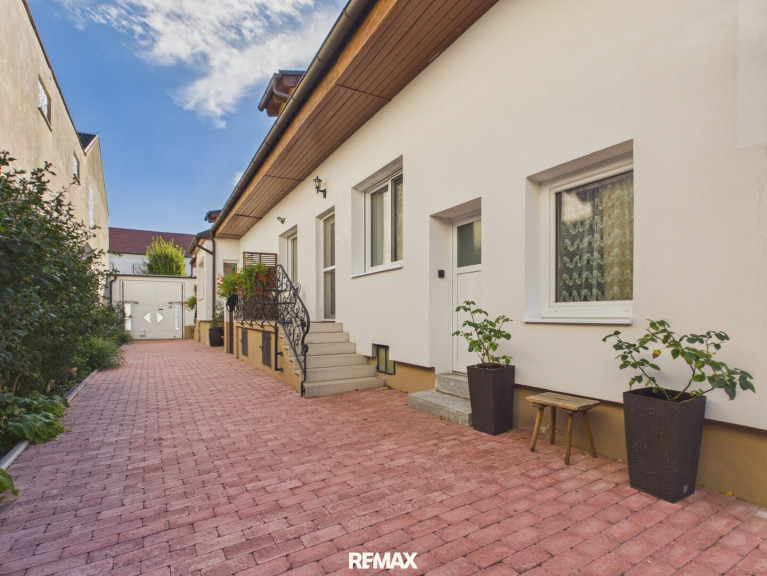 Haus - 7072, Mörbisch am See - Modernisierter Streckhof mit zwei Appartements und Ausbaupotenzial!