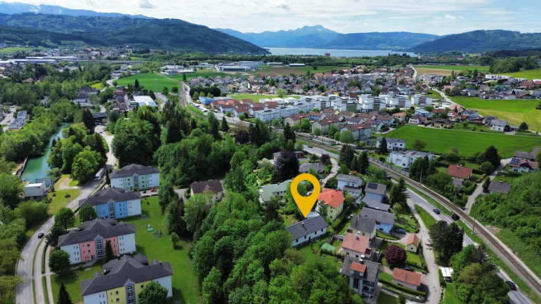 Haus - 4860, Lenzing - TELL US YOUR PRICE! Wohnen nahe dem Attersee! Stilvoller Bungalow mit großem Wohnkomfort, Vollkeller, Garage und sonniger Gartenidylle Atterseestraße in Lenzing