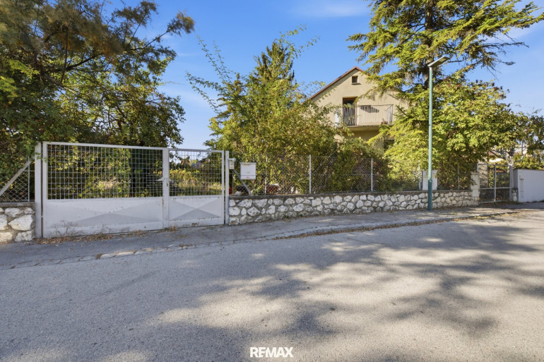 Haus - 2102, Bisamberg - Eigengrund mit Altbestand (Abrissobjekt) in der Setzgasse in Bisamberg: Perfekt für Ihr Traumhaus oder Bauträgerprojekt ( 2 WE möglich)