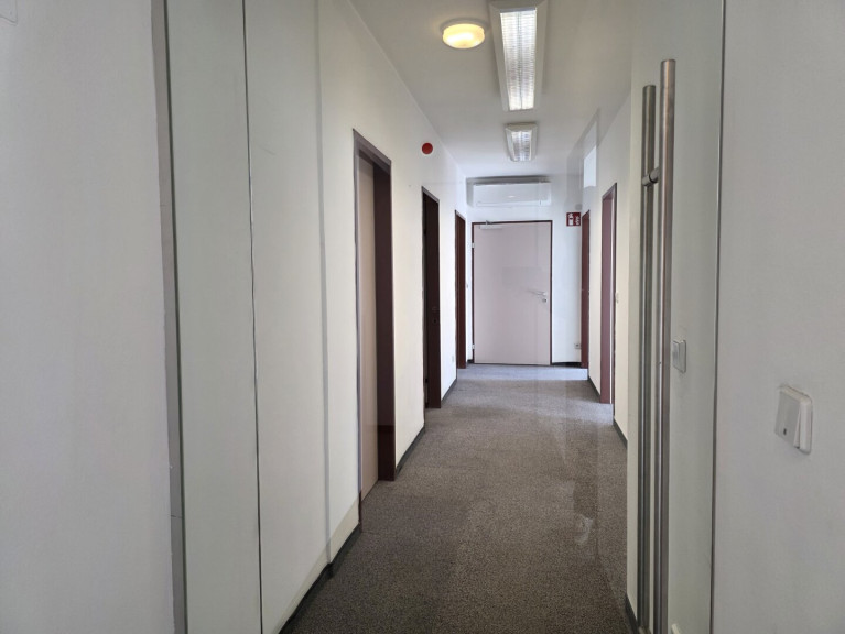 Büro / Praxis - 2000, Stockerau - MITTEN in Stockerau: Dieses Büro punktet mit Klimaanlage & nur 7 Gehminuten zum Bahnhof!