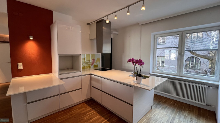 Wohnung - 6020, Innsbruck - Vielseitige Altbauwohnung in Hötting mit Balkon und Blick ins Grüne